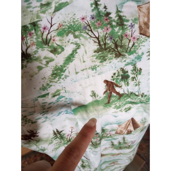 Burton Short Sleeve Button Shirt M Floral Cabin Nature Sasquatch Casual Unique - Picture 8 of 11